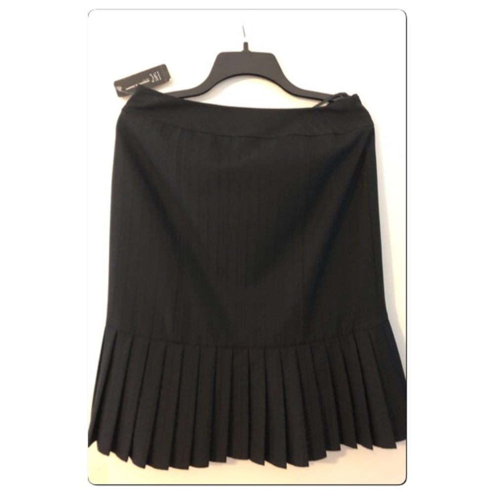 Knee length pleated skirt in 10p size